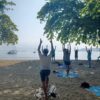 aula de yoga na praia