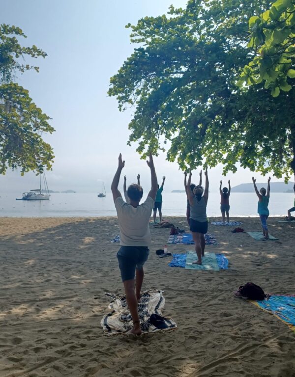 aula de yoga na praia